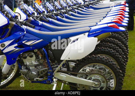 Der Fliegende Gunners Royal Artillery Display Team, Motorräder, Fahrräder, Yamaha UK. WR 250 F Enduro Bikes 3 YZ250F Moto-cross in Banchory zeigen Aberdeenshire Stockfoto