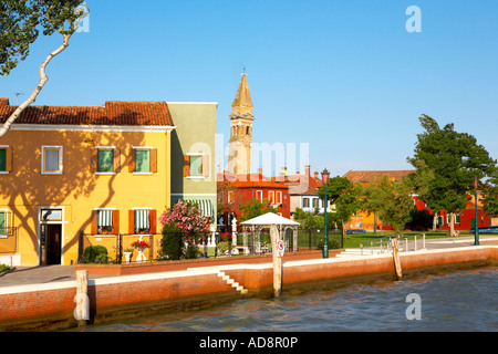 Waterfront Häuser mit dem schiefen Turm, Burano, Lagune von Venedig, Italien Stockfoto