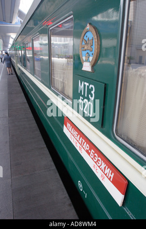 Trans-Mongolisch-Express-Zug für UlaanBaatar erwartet Abkehr von Peking Train Station, China Stockfoto