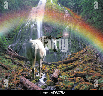 Das Einhorn ist ein legendäres Tier, das im Laufe der Geschichte und davor als Pferdetier mit einem einzigen Horn beschrieben wurde, das aus seinem Kopf hervorragt. Stockfoto