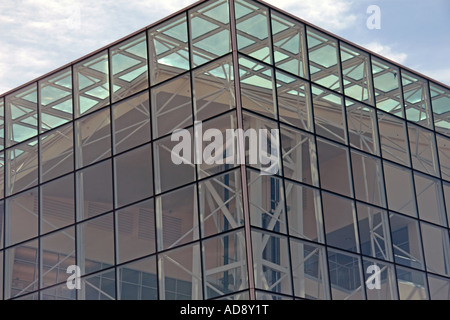 Eine Nahaufnahme von einem schiefen Glasfassade auf ein Gebäude mit moderner Architektur in Utah, USA. Stockfoto