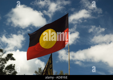 Aboriginal Flagge rote Erde gelbe Sonne schwarze Menschen Stockfoto