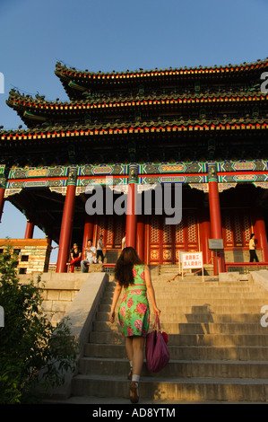 Junge Chinesen Modell Wanchun Pavillon alle Zeit Frühling Pavillon in Jingshan Park Peking Herr Stockfoto