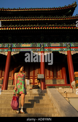 Junge Chinesen Modell Wanchun Pavillon alle Zeit Frühling Pavillon in Jingshan Park Peking Herr Stockfoto