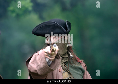 Stehen und liefern aus dem 18. Jahrhundert Wegelagerer re enactment in Rufford Abtei frühen achtzehnten Jahrhundert Highwayman Stockfoto