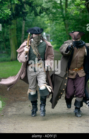 Stehen und liefern aus dem 18. Jahrhundert Wegelagerer re enactment in Rufford Abtei frühen achtzehnten Jahrhundert Highwayman Stockfoto