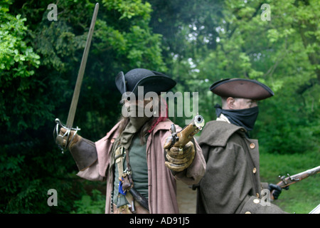 Stehen und liefern aus dem 18. Jahrhundert Wegelagerer re-enactment in Rufford Abtei frühen 18. Jahrhundert Highwayman geladene Pistole und Schwert Stockfoto