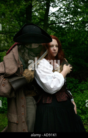 Stehen und liefern aus dem 18. Jahrhundert Wegelagerer re enactment in Rufford Abtei frühen achtzehnten Jahrhundert Wegelagerer Stockfoto