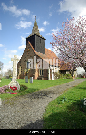 Mountnessing Pfarrkirche und Turm mit S-förmiger Krawatte Eisen Giebelwand Steuerung prall umfasst Kränze am Ehrenmal Stockfoto