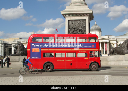 Trafalgar Square Nahaufnahme von roten Routemaster Doppeldecker Bus Route 15 Anzeige Förderung Heritage Route Nelson Column Stockfoto