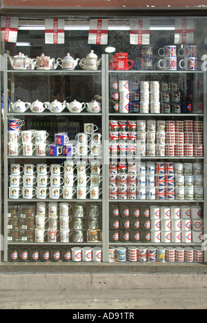 In der Nähe von London Souvenir shop Fenster angezeigt, einschließlich Tassen Teekannen Telefonzellen England Großbritannien Stockfoto