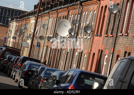 Reihenhäuser in Luton England bedeckt mit Satellitenschüsseln 2007 Stockfoto