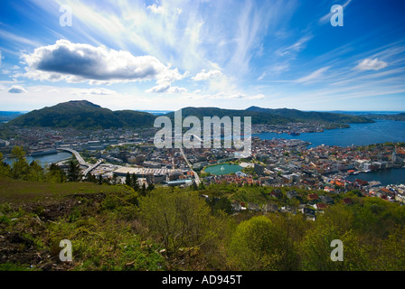 Der Aussichtspunkt auf dem Gipfel Berg Fløien in Bergen Norwegen bietet eine fantastische Aussicht auf die Stadt Stockfoto