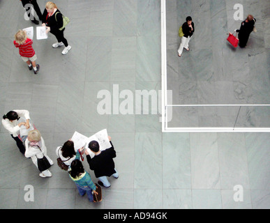 Besucher im Museum of Modern Art New York USA Stockfoto