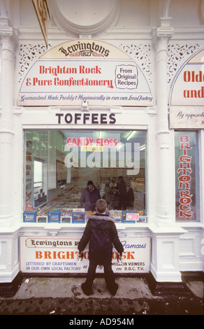 Kleiner Junge auf der Suche im Fenster eine Konditorei in Brighton England Brighton Rock Candy 1980 spezialisiert Stockfoto