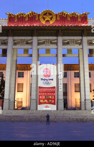 Eine riesige Uhr zählt zu den 2008 Olympischen Spiele in Peking, Platz des himmlischen Friedens, Peking, China Stockfoto