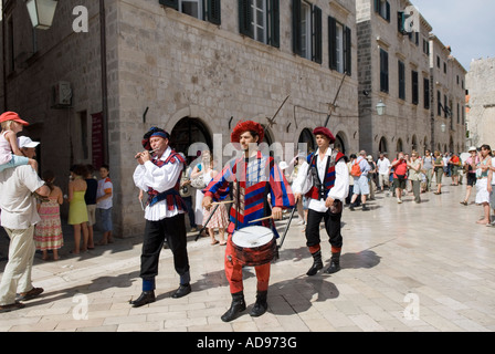 Die Wachablösung in Dubrovnik Stadtmauer Stockfoto