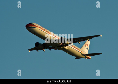 China Eastern Airline Airbus A321 Flugzeug im Flug kurz nach dem Start Stockfoto