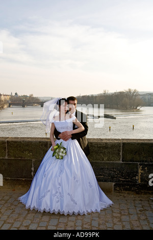 Hochzeitspaar auf der Karlsbrücke, Prag, Tschechische Republik Stockfoto