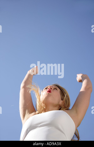 Junge, blonde Frau tanzen, springen und jubeln am Strand, Wurm Vogelperspektive Stockfoto