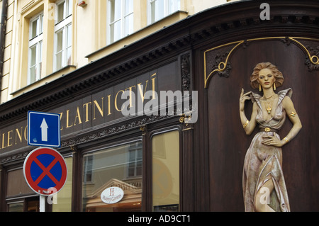 Straße Zeichen und Shop vorne, Prag, Tschechische Republik Stockfoto