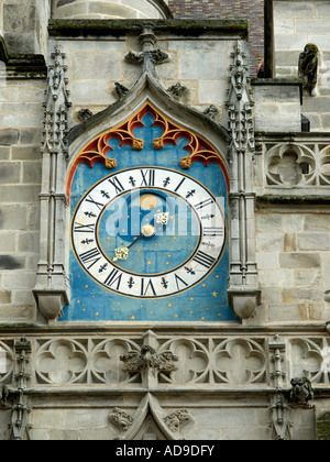 alte Uhr zeigt die Mondphase auf Fassade der Kathedrale Saint-Lazare in Autun Saône et Loire-Frankreich Stockfoto