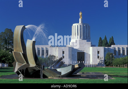 State Capitol building mit gold Pionier-Statue und Wasser Brunnenskulptur Salem Oregon Stockfoto
