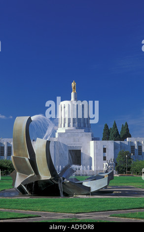 State Capitol building mit gold Pionier-Statue und Wasser Brunnenskulptur Salem Oregon Stockfoto