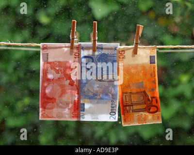 Geldwäsche Banknoten Fernsehen auf der Wäscheleine Stockfoto