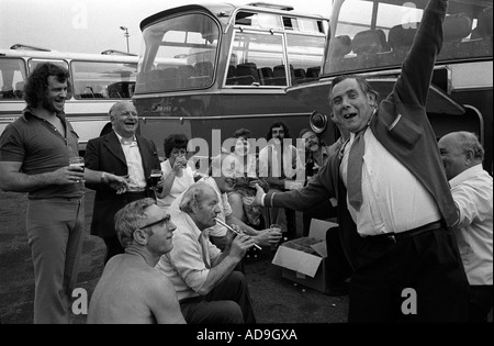 Betriebsbüro Fabrik Party Ausflug jährliche Busfahrt an die Küste. Mann spielt Penny-Pfeife. Southend on Sea Essex England 1974 1970er Jahre Großbritannien HOMER SYKES Stockfoto