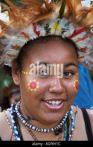 Port Moresby traditionelle Tribal Tänzerin 1 einziges allein Nahaufnahme DCSA 5210 Stockfoto