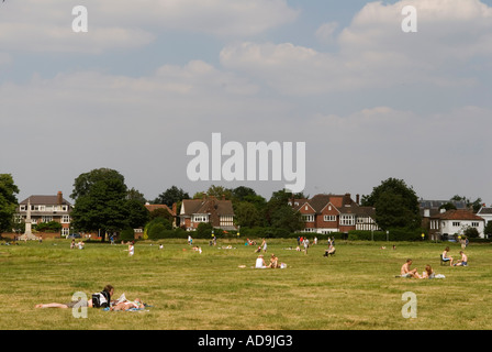 Wimbledon Village Housing mit Blick auf Rushmere Green London SW19 England 2006 UK, ein Sommerabend die Leute nehmen es einfach. HOMER SYKES Stockfoto