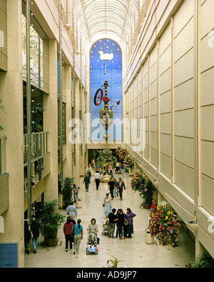 GB - GLOUCESTERSHIRE: Wollen Fisch Uhr von Kit Williams im Cheltenham Regent Arcade Shopping Centre Stockfoto