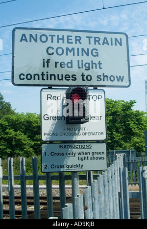 Zeichen einer ländlichen Bahnübergang an der Kreuzung der Landstraße und der West Coast Railway Line nahe Runcorn und Warringto Stockfoto