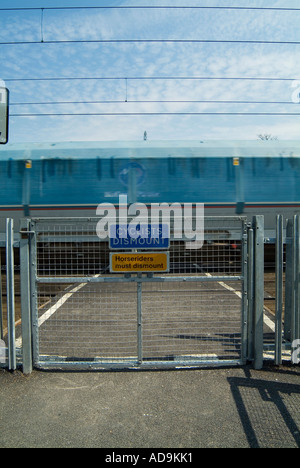 Zeichen einer ländlichen Bahnübergang an der Kreuzung der Landstraße und der West Coast Railway Line nahe Runcorn und Warringto Stockfoto