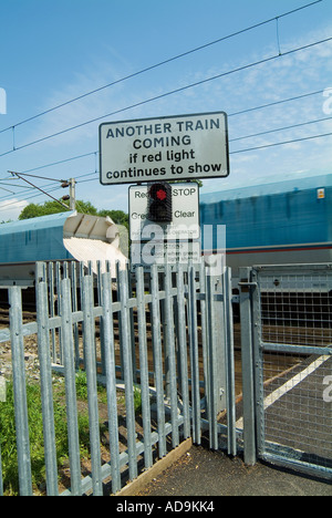 Zeichen einer ländlichen Bahnübergang an der Kreuzung der Landstraße und der West Coast Railway Line nahe Runcorn und Warringto Stockfoto