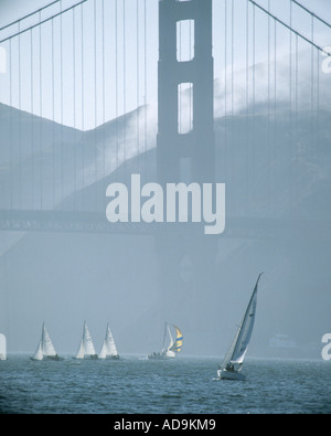 USA - Kalifornien: Segeln unter der Golden Gate Bridge in San Francisco Stockfoto