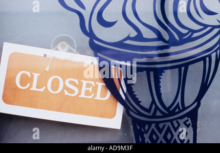 Detail der ikonische Bild von ein Eis in einem Shop oder Kiosk Fenster mit eine verblichene Schild mit der Aufschrift geschlossen Stockfoto