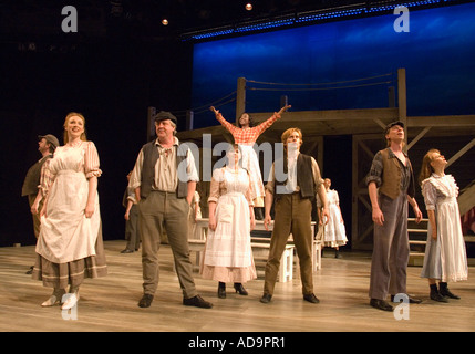 Juni ist Bustin aus ganzen Szene aus Carousel von Rogers and Hammerstein Chichester Festival Theatre, Sussex, UK. 6. Juni 2006 Stockfoto