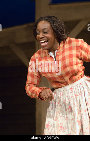 Juni ist Bustin aus ganzen Szene aus Karussell von Rogers und Hammerstein Chichester Festival Theatre Juni 2006 Stockfoto