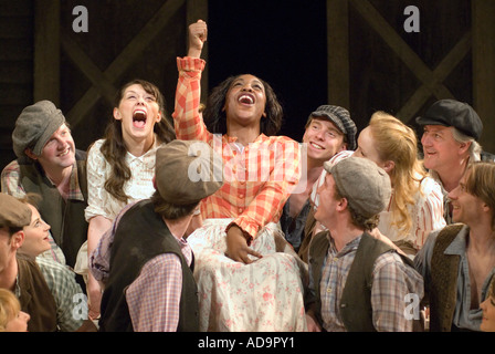 Juni ist Bustin heraus, eine Szene aus Carousel von Rogers und Hammerstein, Chichester Festival Theatre, Juni 2006. Stockfoto