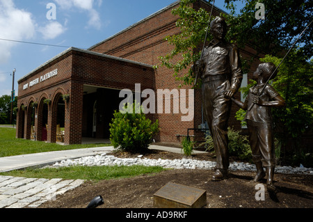 Andy Griffith Spielhaus mit Andy und Opie Statue in Mt. Airy North Carolina USA Stockfoto