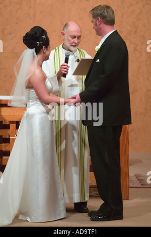 Ein Priester liest die Eheversprechen an eine formale katholische Trauung in Irvine, Kalifornien Stockfoto