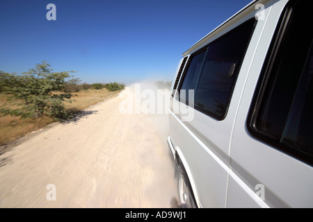 Weißen Kleinbus über Schotterstraße in Namibia reisen Stockfoto