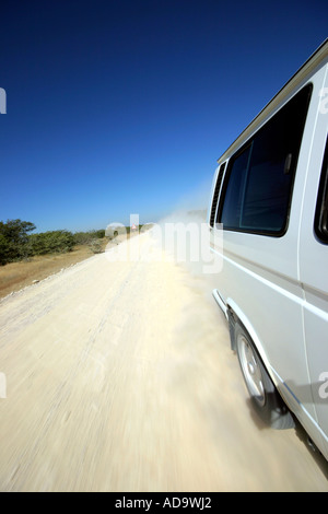 Weißen Kleinbus über Schotterstraße in Namibia reisen Stockfoto