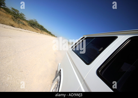 Weißen Kleinbus über Schotterstraße in Namibia reisen Stockfoto