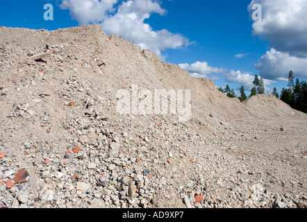 Abbrucharbeiten Nebenprodukte (Zement, Beton, Ziegel) zerkleinert sortiert und für die Wiederverwendung als Deponie und Baumaterial gestapelt, Finnland Stockfoto