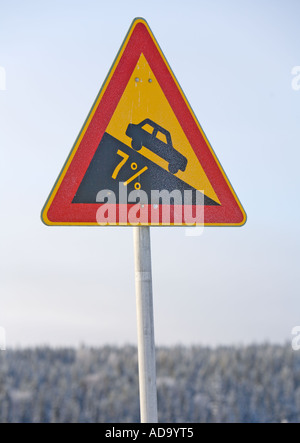 Finnisches Verkehrsschild warnt vor steilem Abstieg ( Nummer 115. Gefährliche Abstammung), Finnland Stockfoto