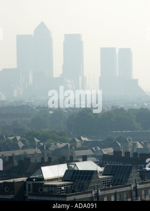 London-Semi-Luftbild über Ost-London mit Canary Wharf Docklands Wolkenkratzer in Nebel gehüllt Stockfoto