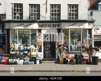 Vorderansicht des Shops traditioneller unabhängiger Eisenwarenladen mit Waren und Dienstleistungen zum Verkauf auf Gehsteig und in Fenstern Witham Essex England UK Stockfoto